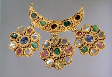 Halvmåneformat halsband med hängen satta med halvädelstenar, Moskva, sent 1300-tal eller tidigt 1400-tal