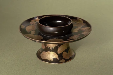 Koppställ med Nashiji-dekor (teknik där oregelbundet formade och åtskilda bitar av guldfolie ligger under ytan), japansk, 1800-talet