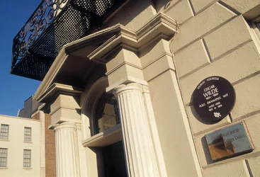 Ingången till Oscar Wilde House Museum vid Number One Merrion Square