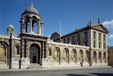 Exteriör av den främre fyrhjulingen på The Queens College, Oxford, byggd 1709-34