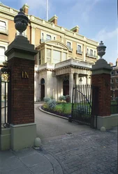 Exteriörvy av ingången till Hertford House, Manchester Square, London