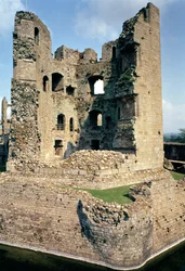 Exteriör vy av torget, Raglan Castle, Monmouthshire, södra Wales