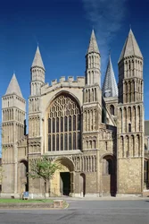 Exteriör vy av den västra ingången till Rochester Cathedral