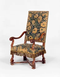 George II handarbetad soffa, ca 1745. Serpentinrygg, böjda armar täckta av handarbete med snidade cabrioleben.