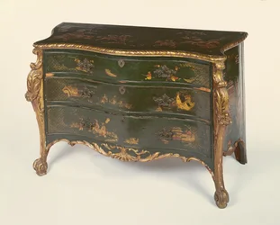 Grönlackad och paketförgylld serpentinkommod, i stil med Thomas Chippendale