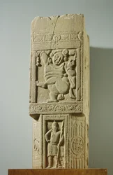 Grönaktig kalkstenstolpe med en dansande dvärg och en skytisk soldat, Nagarjunakonda, AP, 300-talet e.Kr.