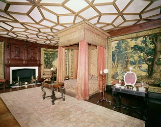 Hängningar och täcke av röd satin och silvervävnadsapplikation, från Spangled Bedroom, ca 1619-20