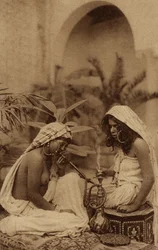 Haremsflickor som röker vattenpipa, från ett vykort från tidigt 1900-tal (sepiafoto)