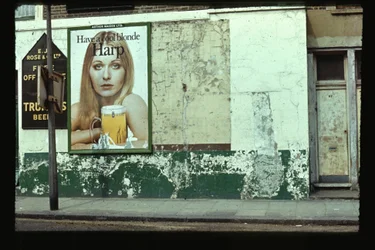 Have a Cool Blonde Harp, Kilburn, 1966 (foto)
