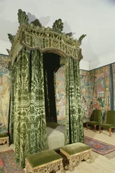 Interiör av Hardwick Hall, Derbyshire, som visar den gröna sängkammaren med originalmöbler och hängningar från 1500-talet (H8044)