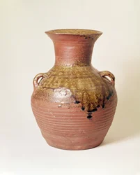 Burk från Handynastin (206 f.Kr.-220 e.Kr.). Proto porslin