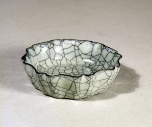 Kuan wareborstebricka gjuten med åtta lober och en bågad kant, Sung Dynasty (960-1279)