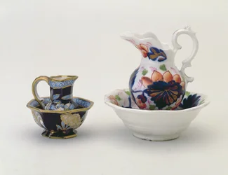 Vänster: Crown Staffordshire kanna och handfat och höger: Walesisk baluster kanna och handfat (keramik)