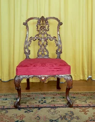 Stol i mahogny riband i Chippendale-design