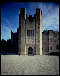 Huvudentrén till Castle Drogo, designad av Sir Edwin Lutyens (1869-1944) 1910-30