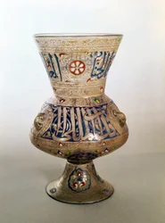 Moskélampa, med dedikation till Shibi-Abdania Kafur ar-Rumi, mitten av 1300-talet (emaljerat glas)