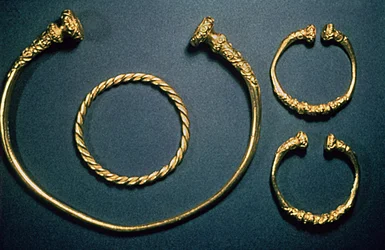 Halsband och armband från Waldalgesheim, mitten av 300-talet (guld)
