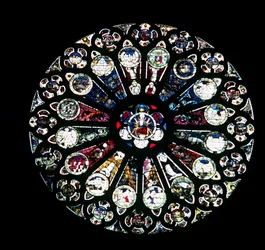 North Rose Window, stenarbete från 1200-talet, glas från mitten av 1400-talet