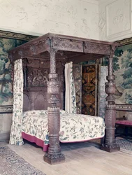 Eksäng, sänggavel snidad med armar av James I av England och Fredrick V, kurfursten Palatine of the Rhen, och märket av Henry, Prince of Wales, tidigt 1600-tal