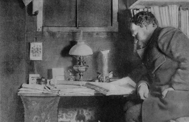 Otto Nordenskjöld vid sitt skrivbord, Snow Hill, Antarktis, 1901-03