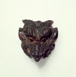 Målad buxbom netsuke, snidad som en modell av en Gagaku-mask, 1800-talet