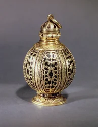 Doftkula, dekorerad med ciselerad rullornamentik som omsluter svart emalj, förgyllt silver, troligen engelsk, ca 1580