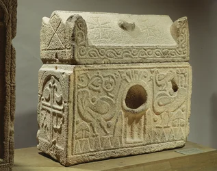 Relikvier i form av en sarkofag, Symar, 600-700-talet (basalt)