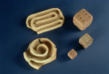 Sandstenstärningar och terrakottalabyrintspel, Harappa, 2300-1750 f.Kr.