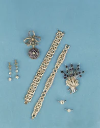 Urval av art déco-smycken: länkarmband; klocka av safir och diamant; solitärringar; cabuchon safir spray brosch (diamant)