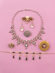 Urval av viktorianska smycken: turmalin och halsband med delat pärlfransar; roslipad diamant oval brosch; opal- och diamanthalsband; cabuchon ametist stjärnbrosch; Essex kristall av morrande tiger