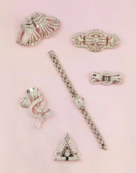 Urval av diamantsmycken: baguette och markisformad diamantspraybrosch; Art Deco diamantklämma; panel diamant brosch; Damklocka med avlångt boett