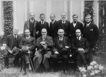 Sigmund Freud med kollegor vid en psykoanalytisk kongress i Haag, 1920