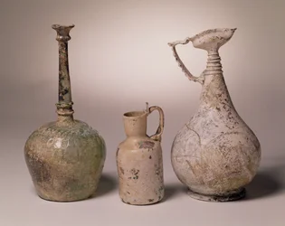 Sprinklerflaska av formblåst glas, 10-1100-tal; kanna med bearbetat svanhalsad handtag, 900-1100-tal; ewer, 600-800-talet