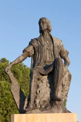 Staty av Christopher Columbus vid La Rabida-klostret, Huelva-provinsen, Andalusien, södra Spanien.