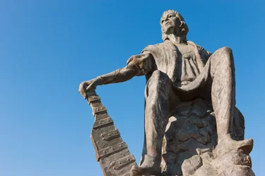 Staty av Christopher Columbus vid La Rabida-klostret, Huelva-provinsen, Andalusien, södra Spanien.