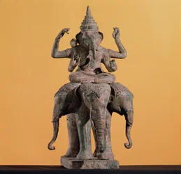 Statue af den hinduistiske gud Ganesh (malet sten) sved