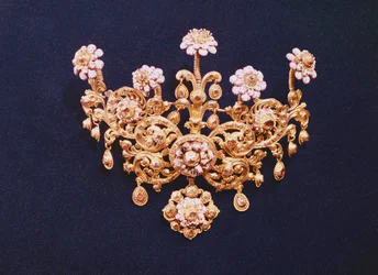 Stomacher, spanska, 1700-tal (guld med rosenslipade diamanter)