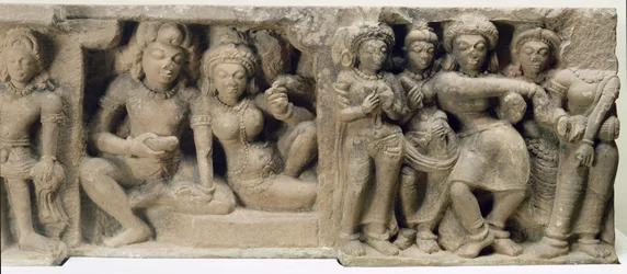 Stenristning av älskare som njuter av en dansföreställning, från Dasavatara-templet, Deogarh, MP, 500-talet