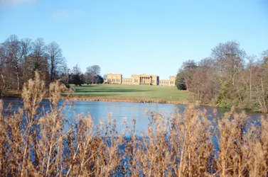 Utsikt från husets sjö, byggd av Sir John Vanbrugh (1664-1726) och park anlagd av Capability Brown