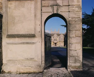 Utsikt över sydfronten genom porten, Corsham Court, Wiltshire