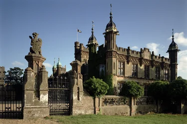 Vy över ingången till huset från nordväst, Knebworth House, Hertfordshire