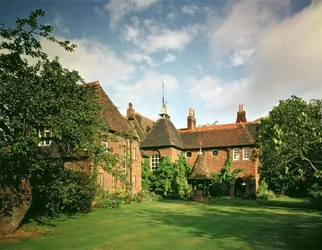 Utsikt över The Red House, Bexleyheath, designad av William Morris (1834-96) med Philip Webb som arkitekt, färdigställd 1859