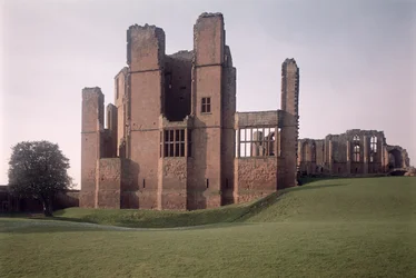 Utsikt över ytterväggarna, Kenilworth Castle, Warwickshire, byggt 1203-16