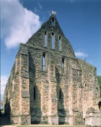 Utsikt över ruinerna av munkarnas sovsal (dorter) i Battle Abbey, East Sussex