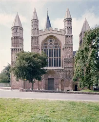 Utsikt över den västra fronten av Rochester Cathedral, byggd c.1150