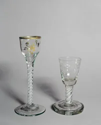 Vinglas med förgylld dekor, brännglasskål och ogenomskinlig vridstam, ca 1760