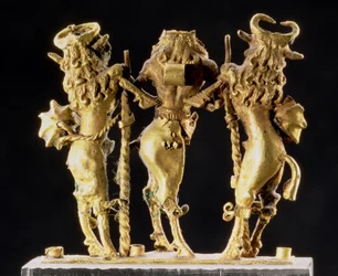 00319 Hänge i form av tre halvmans-, halvtjurfigurer, mesopotamiska, c.2600-2340 f.Kr. (guld)