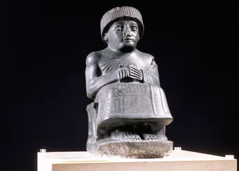 00324 Gudea, prins av Lagash, staty tillägnad Ningizzada, nysumerisk, från Telloh, antika Girsu, ca 2130 f.Kr. (diorit) (se även 121795)