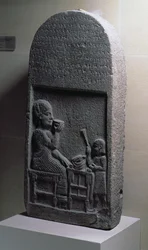 00331 Begravningsstele av Si Gabbor, mångudens präst, Neirab, Syrien, 700-talet f.Kr. (basalt)