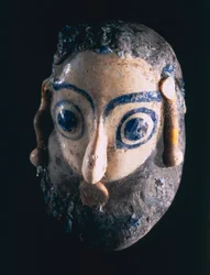 00367 Skäggigt huvudhänge, från Kartago, Tunisien, feniciskt, 300-talet f.Kr. (sandkärna glas)